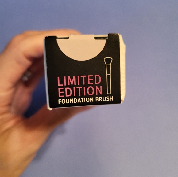 IT Cosmetics Heavenly Luxe Limited Edition Complexion Brush, NIB - Picture 5 of 5